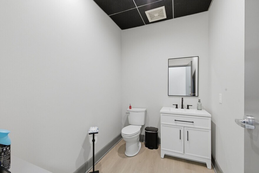 More Photos Of 142 S Cardigan Way, Mooresville Flex For Lease