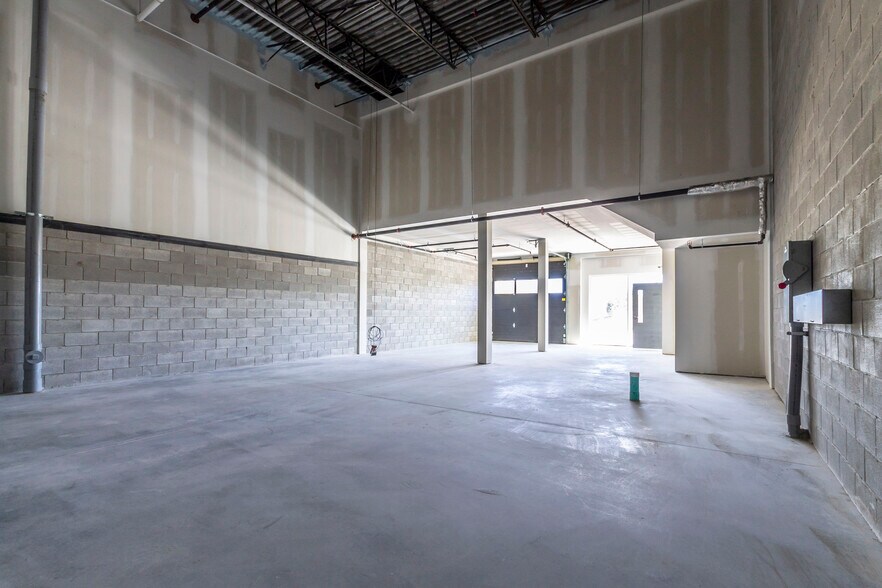 More Photos Of 585 Hanlon Creek Blvd, Guelph Showroom For Lease