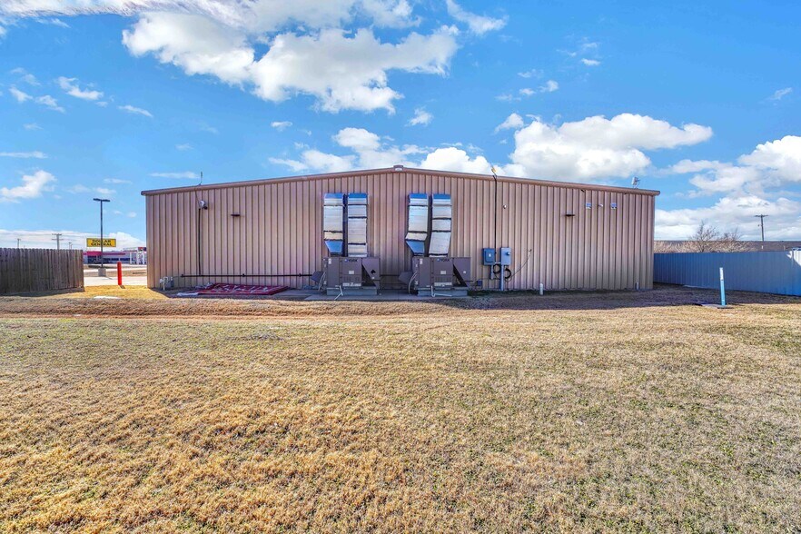 More Photos Of 215 E 1st St, Granite Freestanding For Sale