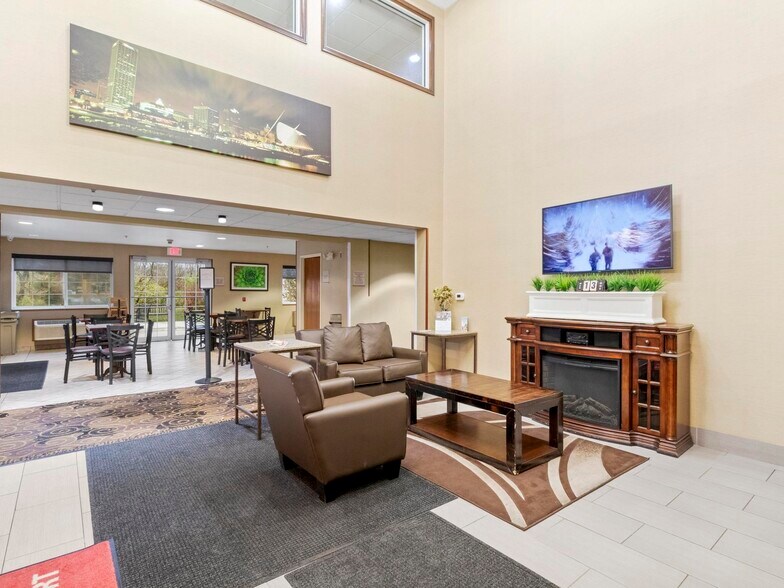 More Photos Of 1001 W College, Oak Creek Hotel For Sale