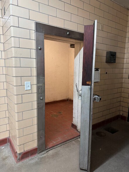 More Photos Of 2941 Moose Trl, Elkhart Manufacturing For Sale