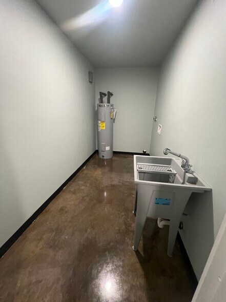 More Photos Of 6600 E Main St, Cushing Flex For Lease