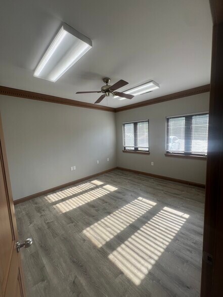 More Photos Of 1375 Kemper Meadow Dr, Forest Park Office Residential For Lease