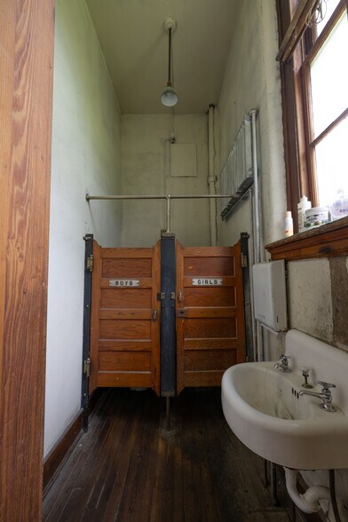 More Photos Of 2333 Northwood Ave, Easton Light Manufacturing For Sale