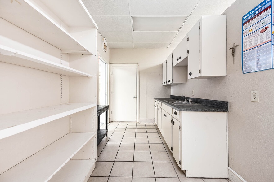 More Photos Of 101 E Monseratte St, El Campo Storefront For Sale