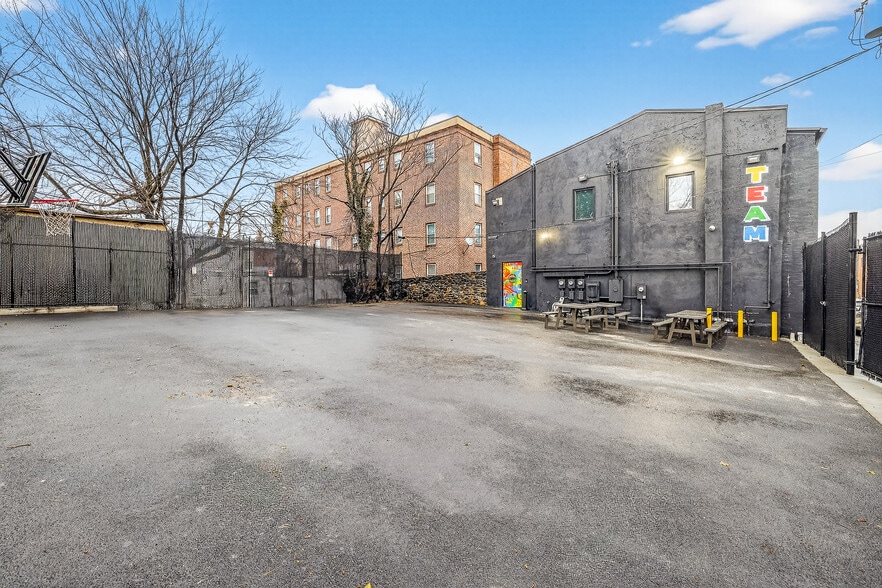 More Photos Of 1501 N Walnut St, Wilmington Office For Sale