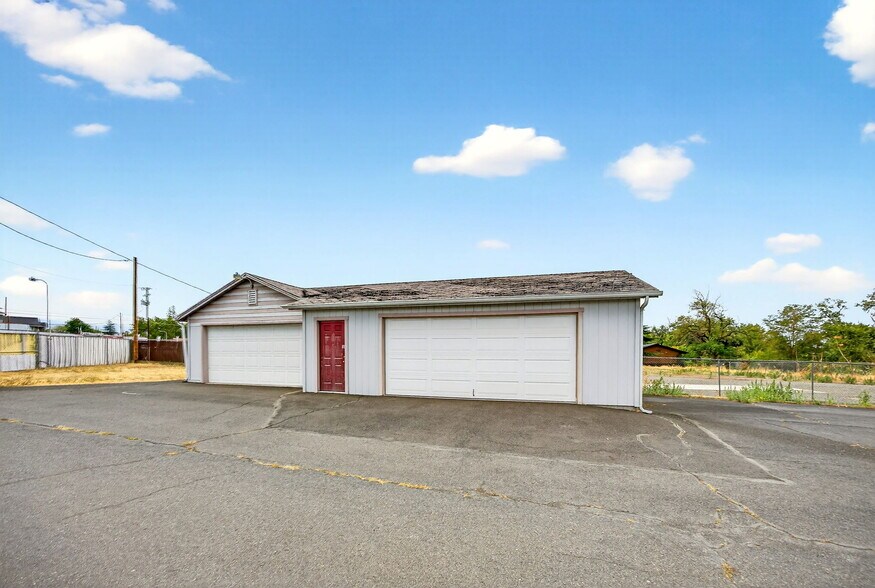 More Photos Of 844 N Riverside Ave, Medford Land For Sale