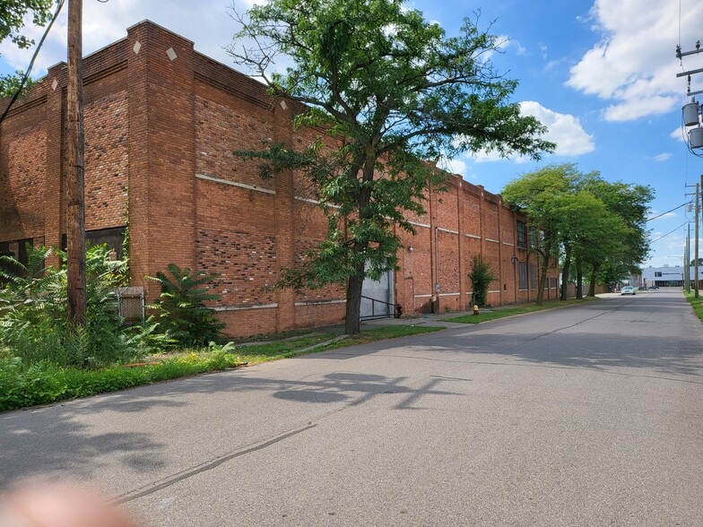 More Photos Of 139 S Summit St, Detroit Warehouse For Sale