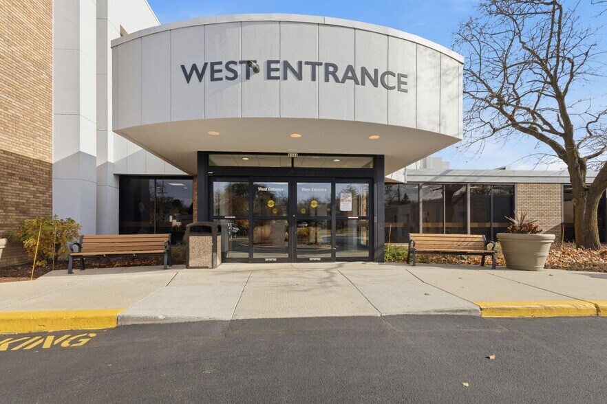 More Photos Of 1111 Delafield St, Waukesha Medical For Lease