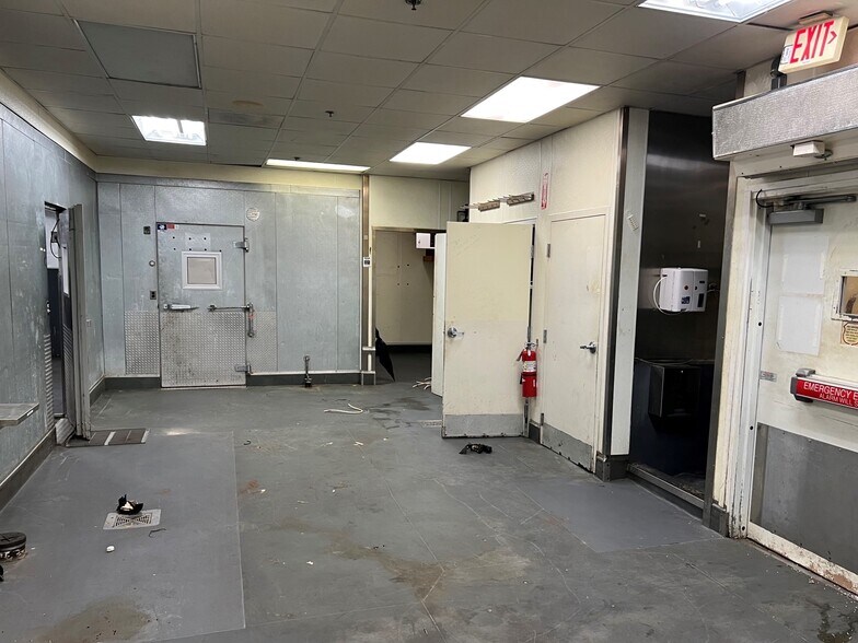 More Photos Of 425-525 Union St, Waterbury Unknown For Lease