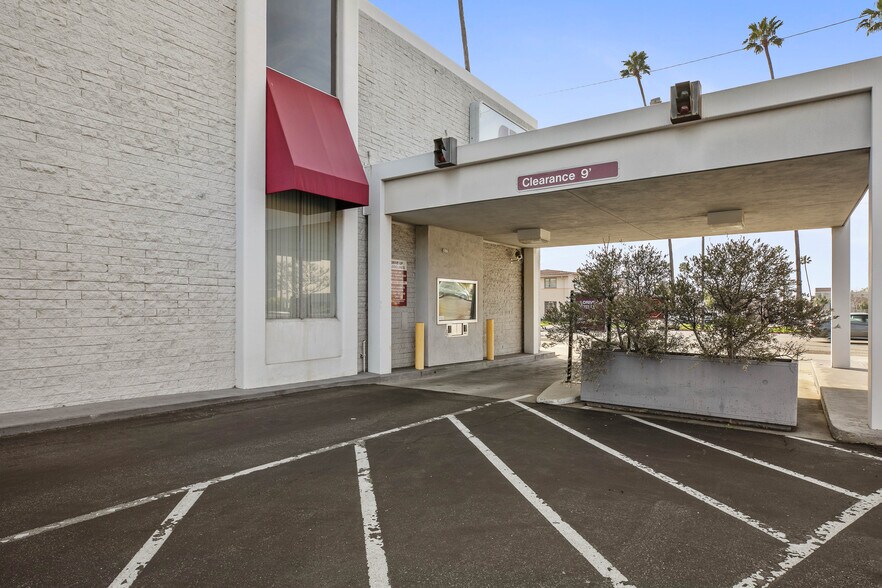 More Photos Of 1000 N Brand Blvd, Glendale Unknown For Lease