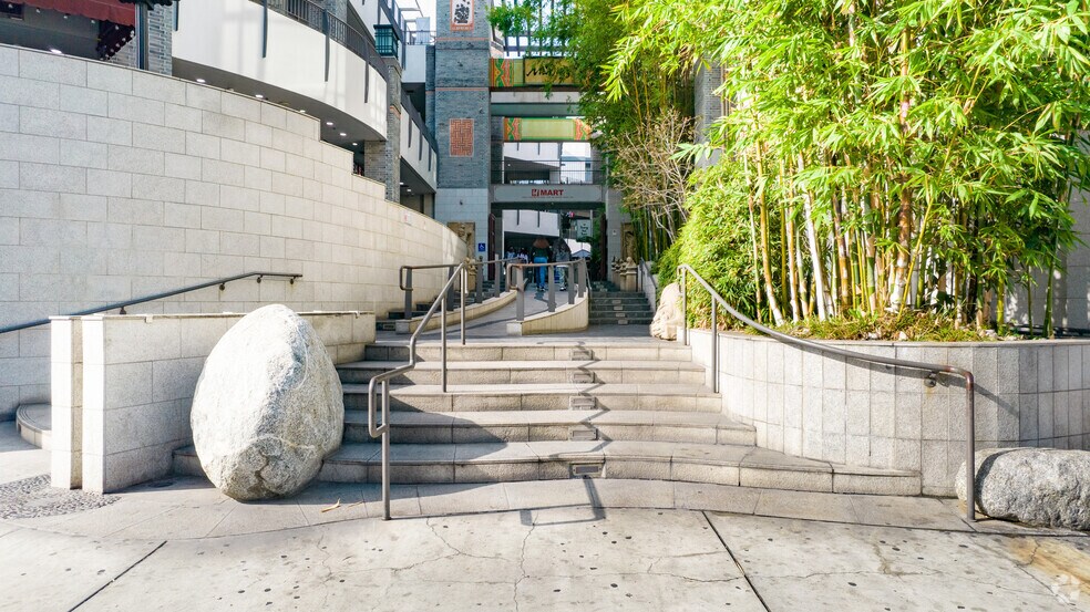 More Photos Of 621 S Western Ave, Los Angeles General Retail For Lease