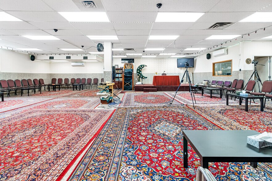 More Photos Of 8270 Av Mountain Sights, Montréal Office For Sale