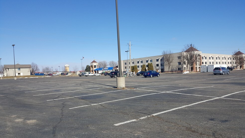 More Photos Of 1244 Canterbury Rd, Shakopee Hotel For Lease