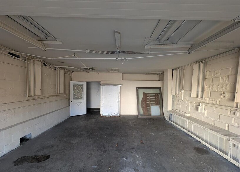 More Photos Of 421 E Moneta Ave, Peoria Heights Self Storage For Lease