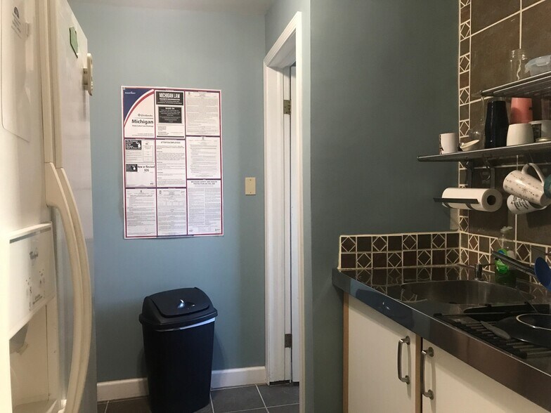 More Photos Of 18555 Fort St, Riverview Office For Sale