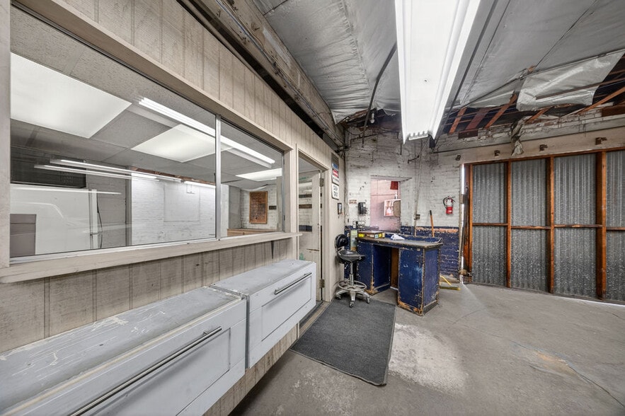 More Photos Of 959 Gower St, Los Angeles Auto Repair For Lease