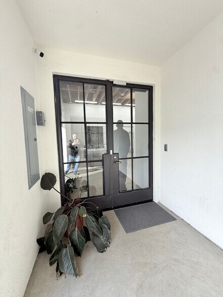 More Photos Of 737-747 N Western Ave, Los Angeles Storefront For Lease