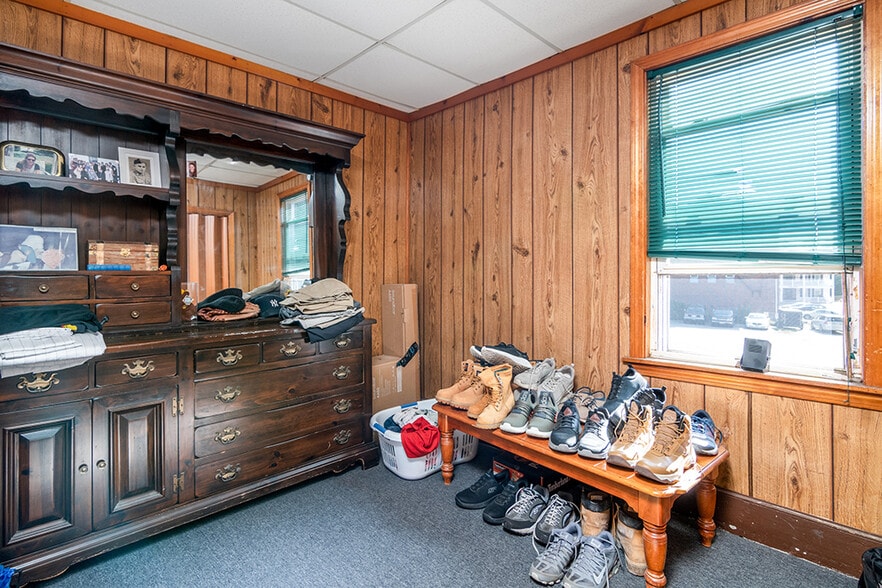 More Photos Of 104 Canal St, Blackstone Bar For Sale