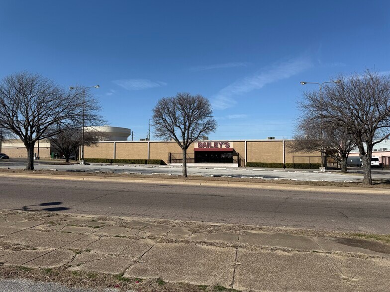 More Photos Of 3910 W Camp Wisdom Rd, Dallas Storefront For Sale