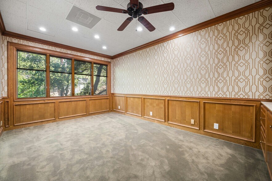More Photos Of 5750 Balcones Dr, Austin Medical For Sale