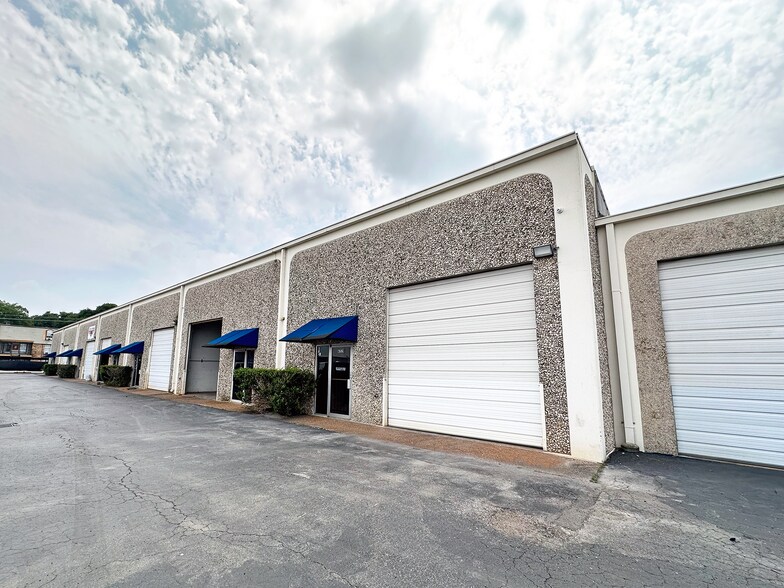 More Photos Of 6315-6331 Skyline Dr, Houston Distribution For Lease