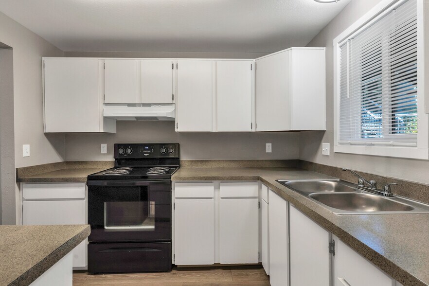 More Photos Of 2048 NE Highway 99W, McMinnville Apartments For Sale