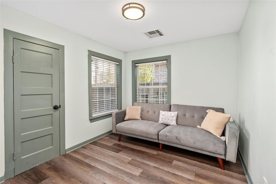 More Photos Of 1118 W 21st St, Houston Office For Sale