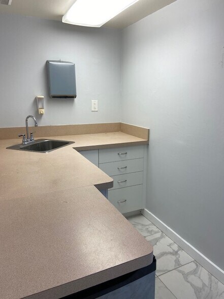 More Photos Of 2015 S Tuttle Ave, Sarasota Medical For Lease