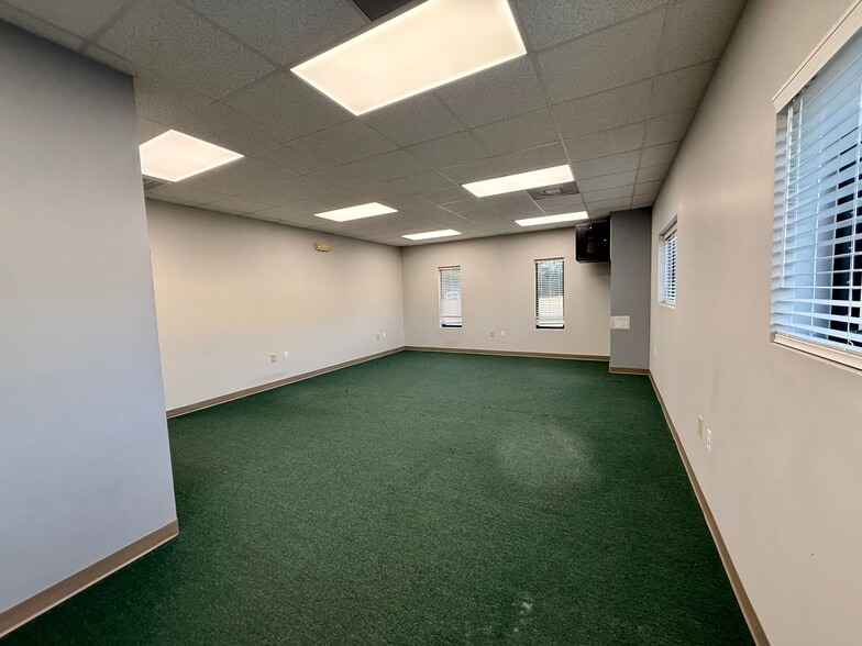 More Photos Of 142 Aqua Shed Ct, Aberdeen Flex For Lease