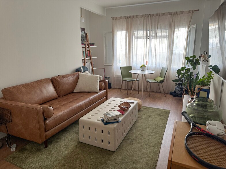 More Photos Of 822 Hayworth Ave, Los Angeles Apartments For Sale