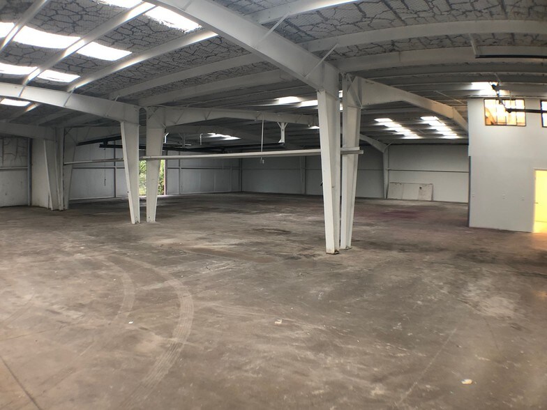 More Photos Of 106 NW 17th St, Grand Prairie Warehouse For Lease