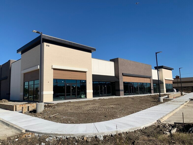 More Photos Of 833 E NW Hwy, Grapevine Freestanding For Lease