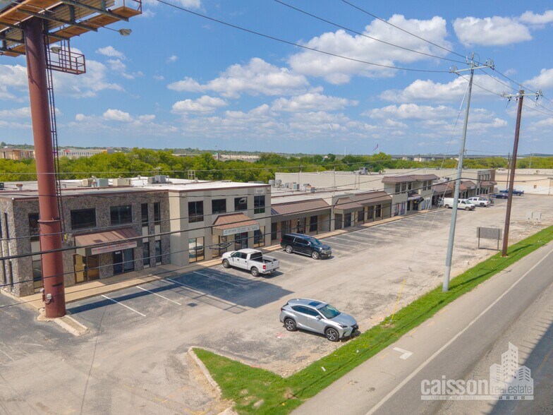 More Photos Of 10201-10237 N IH 35, San Antonio Showroom For Lease