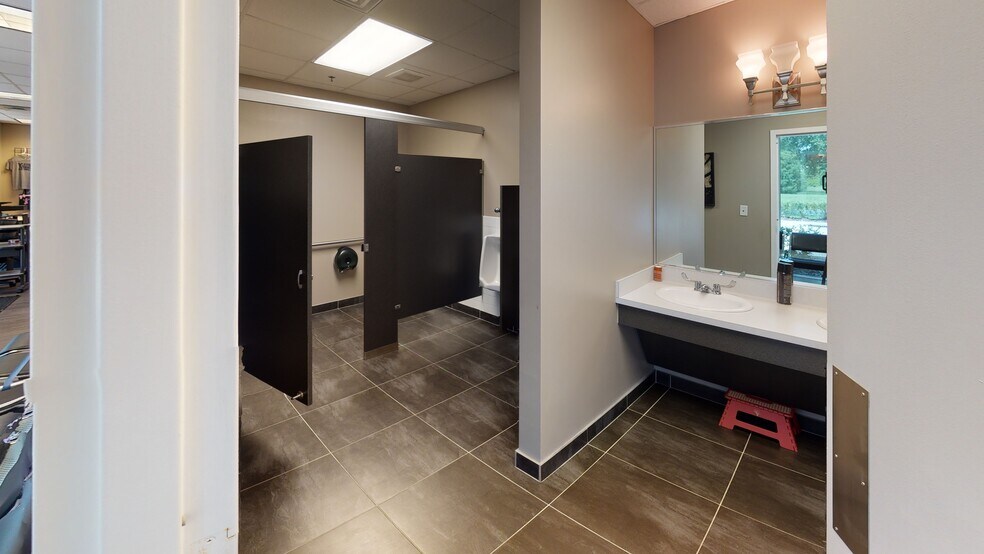 More Photos Of 6557 Hazeltine National Dr, Orlando Distribution For Lease