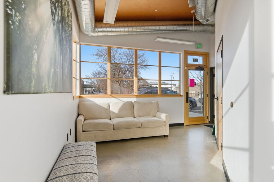 More Photos Of 544 SW 4th St, Redmond Office For Sale