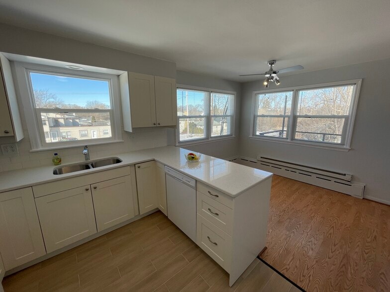 More Photos Of 215 N Waukegan Rd, Lake Bluff Convenience Store For Sale