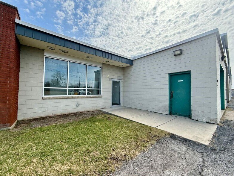 More Photos Of 8555 Packard Rd, Niagara Falls Warehouse For Lease
