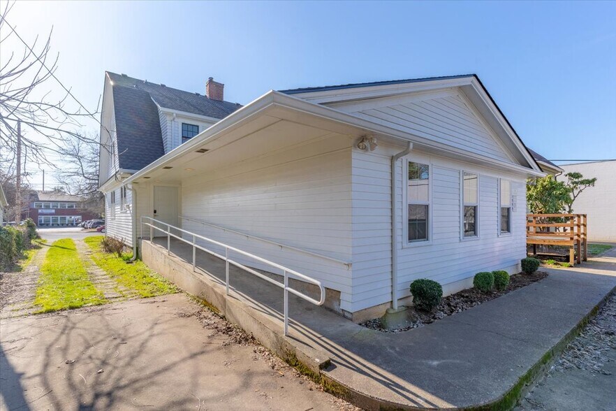 More Photos Of 1607 State St, Salem Office For Sale