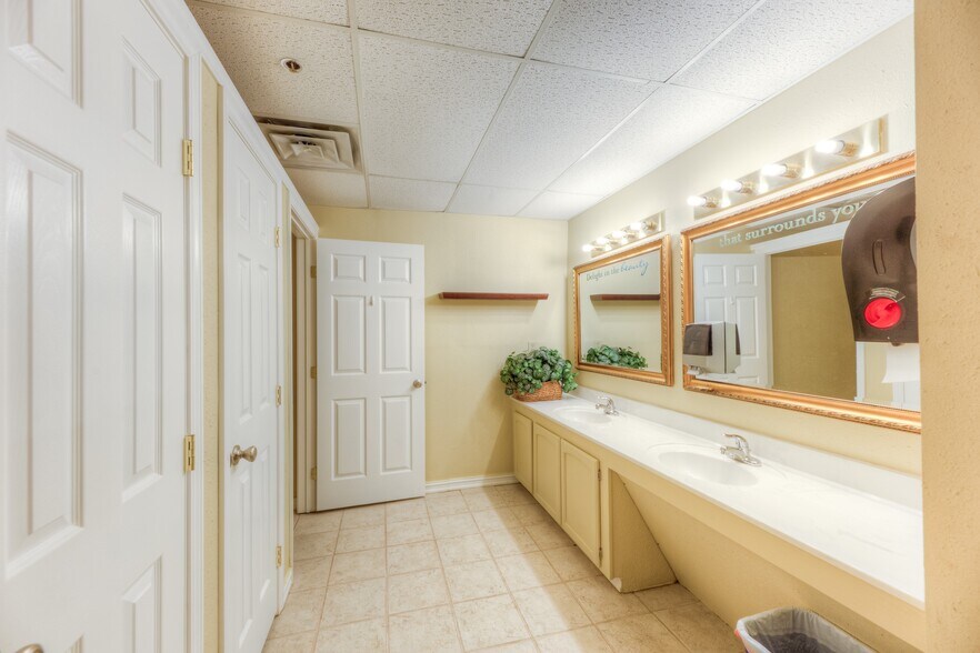 More Photos Of 1109 E Memphis St, Broken Arrow Religious Facility For Lease