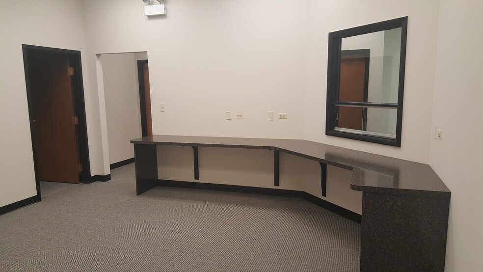 More Photos Of 100 N Fairway Dr, Vernon Hills Office For Lease