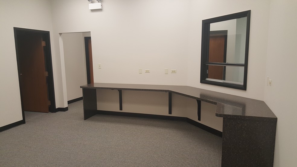 More Photos Of 100 N Fairway Dr, Vernon Hills Unknown For Lease