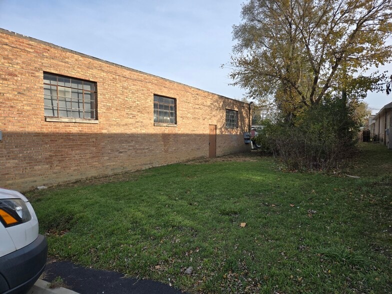 More Photos Of 503 S Westgate St, Addison Warehouse For Sale