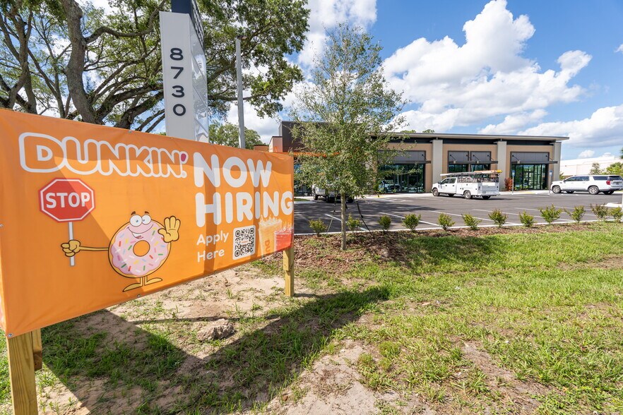 More Photos Of 8730 Baymeadows Rd, Jacksonville Storefront For Lease