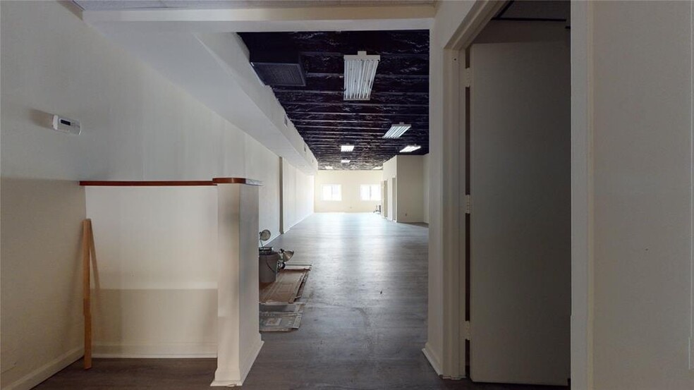 More Photos Of 166 W Park Ave, Long Beach Storefront Retail Office For Sale