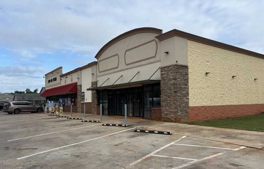 More Photos Of 403 E Church St, Fort Valley Convenience Store For Lease
