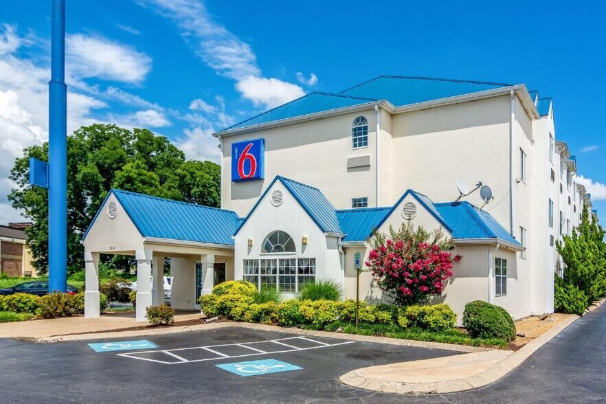 Primary Photo Of 2440 Williams St, Chattanooga Hotel For Sale