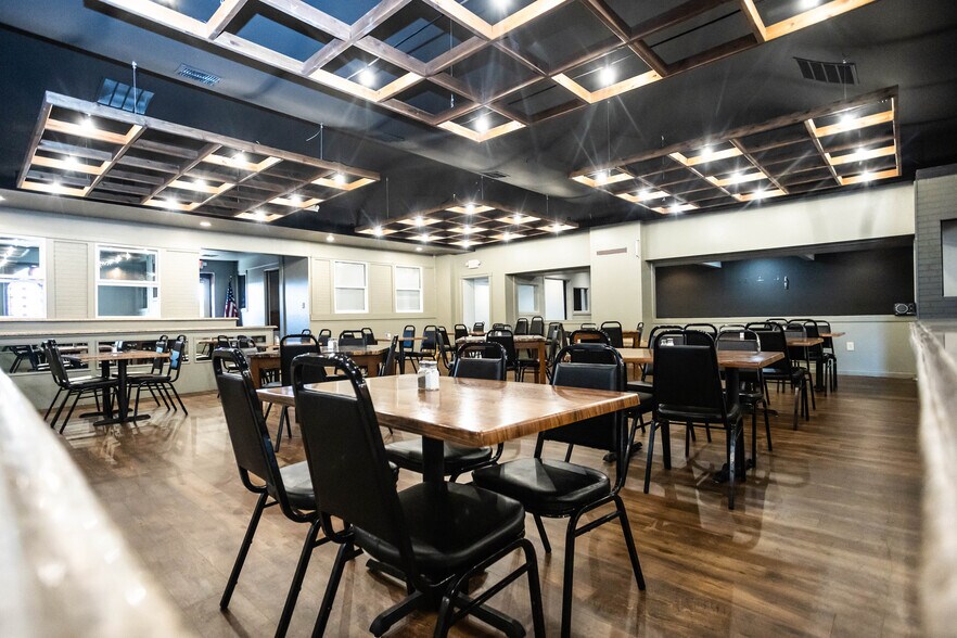 More Photos Of 1301 E Fulton St, Garden City Bar For Sale