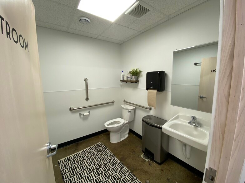 More Photos Of 615 S Front St, Mankato Storefront Retail Office For Lease