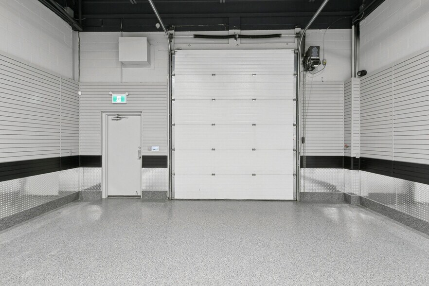 More Photos Of 2721 Markham Rd, Toronto Showroom For Lease
